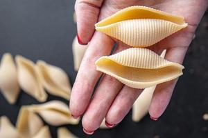 Pasta Conchiglie rohe Schale gesunde Mahlzeit Essen Hintergrund foto