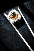 Sushi serviert mit Stäbchen foto