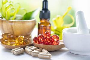 Alternativmedizin Natur Kräuter Bio-Kapsel, Medikament mit Kräuterblatt natürliche Nahrungsergänzungsmittel für ein gesundes, gutes Leben. foto
