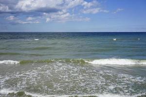 Seelandschaft an der Ostsee an einem sonnigen Tag in Ruhe foto