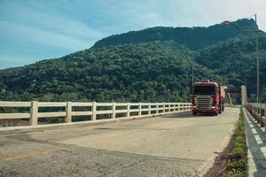 Bento Goncalves, Brasilien - 10. Juli 2019. LKW vorbei an der Betonbrücke Ernesto Dornelles in der Nähe von Bento Goncalves. eine freundliche Landstadt im Süden Brasiliens, die für ihre Weinproduktion bekannt ist. foto