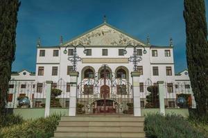 Bento Goncalves, Brasilien - 10. Juli 2019. Eingangstor und Garten vor der Fassade des Salton Winery Headquarters in der Nähe von Bento Goncalves. eine freundliche Landstadt, die für ihre Weinproduktion bekannt ist. foto