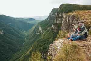 Menschen in der Fortaleza-Schlucht an einem nebligen Tag foto