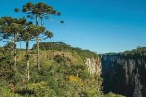 cambara do sul, brasilien - 16. juli 2019. schmutzpfad und menschen an der itaimbezinho-schlucht mit felsigen klippen in der nähe von cambara do sul. eine kleine Landstadt mit erstaunlichen natürlichen Touristenattraktionen. foto