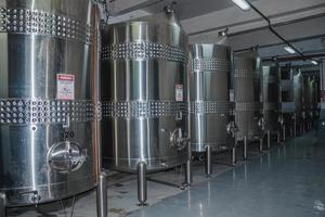 Bento Goncalves, Brasilien - 11. Juli 2019. Edelstahl-Lagertanks und Ausrüstung für die Weinproduktion im Aurora Winery in Bento Goncalves. eine freundliche Landstadt, die für ihre Weinproduktion bekannt ist. foto