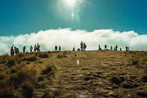 cambara do sul, brasilien - 18. juli 2019. menschen auf dem gipfel der klippe am fortaleza canyon mit felsiger landschaft und wolken in der nähe von cambara do sul. eine kleine ländliche Stadt mit erstaunlichen natürlichen Touristenattraktionen. foto