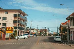 cambara do sul, brasilien - 19. juli 2019. stadthäuser, geschäfte und lichtmasten in der avenue getulio vargas, der hauptstraße von cambara do sul. eine kleine ländliche Stadt mit erstaunlichen natürlichen Touristenattraktionen. foto