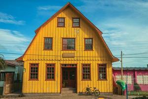 cambara do sul, brasilien - 19. juli 2019. fassade des alten holzhauses und geparktes fahrrad in einer steinstraße bei cambara do sul. eine kleine ländliche Stadt mit erstaunlichen natürlichen Touristenattraktionen. foto