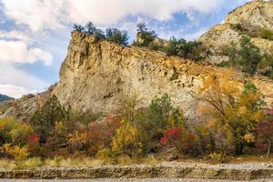 atemberaubende scharfkantige Klippe im Vashlovani-Nationalpark mit wunderschönen bunten Herbstbäumen foto