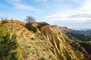weibliche Person geht durch Naturschutzgebiete des Vashlovani-Nationalparks mit wunderschönem Landschaftsblick auf Klippen foto