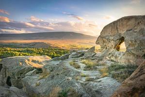 malerische Aussicht auf die Stadtstrukturen der Uplistsikhe-Höhle mit dramatischem Himmel im Hintergrund foto