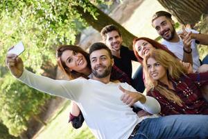 Gruppe von Freunden, die Selfie im städtischen Hintergrund machen foto