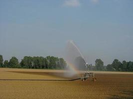 Wasserstrahl zur Bewässerung der Felder foto