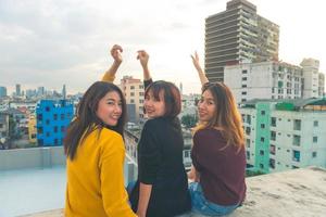 Fröhliche Gruppe von asiatischen Freundinnen genießen und entspannen sich auf der Dachparty bei Sonnenuntergang, Festtagsfeier, Teenager-Lebensstil, Freiheit und Spaß foto