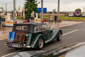 Paris, Frankreich, 2021 - Retro-Auto in Tankstelle foto