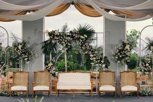 Hochzeitsmoment, Dekoration, Dekoration, Hochzeitsdekoration, Blumen, Stühle, Zeremonie im Freien im Freien, Blumensträuße foto