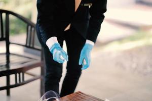 die Hände eines Mannes mit blauen Handschuhen, der sich auf eine Veranstaltung vorbereitet foto