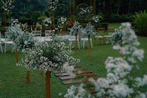 Zeremonie, Bogen, Hochzeitsbogen, Hochzeit, Hochzeitsmoment, Dekoration, Dekor, Hochzeitsdekoration, Blumen, Stühle, Zeremonie im Freien im Freien, Blumensträuße foto