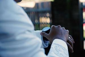 Herrenuhr zur Hand. Hochzeitszeremonie foto