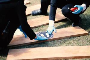 die Hände eines Mannes mit blauen Handschuhen, der sich auf eine Veranstaltung vorbereitet foto