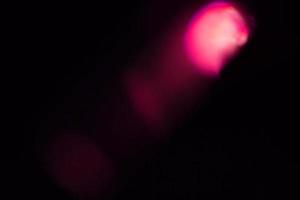 abstraktes dunkelrosa Neon leuchtendes futuristisches Licht mit im Dunkeln leuchtendem Muster auf Dunkelheit. foto