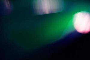 abstraktes dunkelblaues und grünes Neon leuchtendes futuristisches Licht mit im Dunkeln leuchtendem Muster auf Dunkelheit. foto