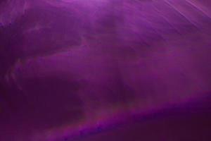dunkelviolettes abstraktes leeres Licht leckt gekörnte Glanztextur mit schwerer Musterüberlagerung auf Lila. foto