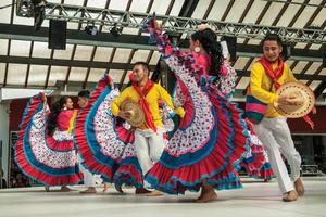 Nova Petropolis, Brasilien - 20. Juli 2019. Kolumbianische Volkstänzer, die einen typischen Tanz auf dem 47. Internationalen Folklorefestival von Nova Petropolis aufführen. eine schöne ländliche Stadt, die von deutschen Einwanderern gegründet wurde. foto