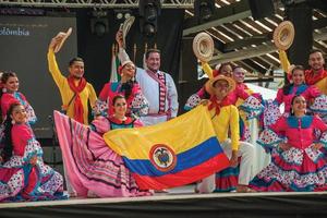 Nova Petropolis, Brasilien - 20. Juli 2019. Kolumbianische Volkstänzer mit ihrer Nationalflagge auf der Bühne des 47. Internationalen Folklorefestivals von Nova Petropolis. eine ländliche Stadt, die von deutschen Einwanderern gegründet wurde. foto