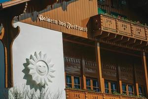 Gramado, Brasilien - 21. Juli 2019. Detail der charmanten Fassade vom Festival Palace mit dem Symbol des Gramado Filmfestivals. eine süße, europäisch beeinflusste Stadt, die von Touristen sehr begehrt ist. foto