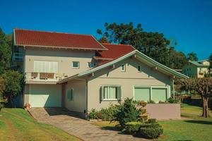 Bento Goncalves, Brasilien - 11. Juli 2019. Modernes Landhaus mit Weg und Garten in einer ländlichen Landschaft in der Nähe von Bento Goncalves. foto