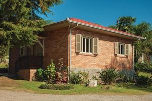 Bento Goncalves, Brasilien - 11. Juli 2019. Charmantes Landhaus im traditionellen italienisch beeinflussten Stil, inmitten eines üppigen Gartens in der Nähe von Bento Goncalves. foto