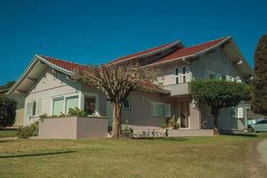 Bento Goncalves, Brasilien - 11. Juli 2019. Modernes Landhaus mit Weg und Garten in einer ländlichen Landschaft in der Nähe von Bento Goncalves. foto