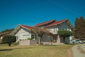 Bento Goncalves, Brasilien - 11. Juli 2019. Modernes Landhaus mit Weg und Garten in einer ländlichen Landschaft in der Nähe von Bento Goncalves. foto