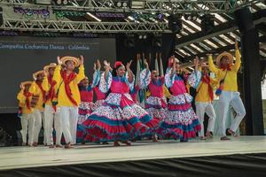 Nova Petropolis, Brasilien - 20. Juli 2019. Kolumbianische Volkstänzer, die einen typischen Tanz auf dem 47. Internationalen Folklorefestival von Nova Petropolis aufführen. eine schöne ländliche Stadt, die von deutschen Einwanderern gegründet wurde. foto