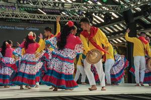 Nova Petropolis, Brasilien - 20. Juli 2019. Kolumbianische Volkstänzer, die einen typischen Tanz auf dem 47. Internationalen Folklorefestival von Nova Petropolis aufführen. eine schöne ländliche Stadt, die von deutschen Einwanderern gegründet wurde. foto