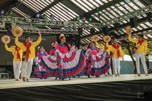 Nova Petropolis, Brasilien - 20. Juli 2019. Kolumbianische Volkstänzer, die einen typischen Tanz auf dem 47. Internationalen Folklorefestival von Nova Petropolis aufführen. eine schöne ländliche Stadt, die von deutschen Einwanderern gegründet wurde.