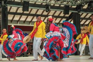 Nova Petropolis, Brasilien - 20. Juli 2019. Kolumbianische Volkstänzer, die einen typischen Tanz auf dem 47. Internationalen Folklorefestival von Nova Petropolis aufführen. eine schöne ländliche Stadt, die von deutschen Einwanderern gegründet wurde. foto