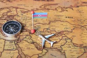 Aserbaidschan Flagge, Kompass und Flugzeug auf der Weltkarte. foto