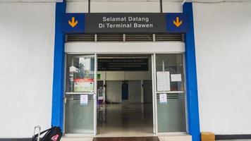 Semarang, Zentraljava, Indonesien, 2021 - Eingang zum Bawen-Terminal foto