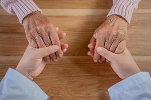 der Arzt schüttelte dem Patienten zum Zeichen der Ermutigung die Hand. foto