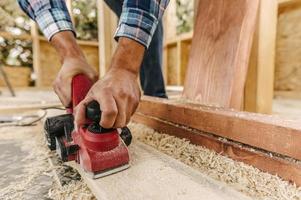 Bauarbeiter Holzstück abschleifen