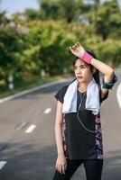 Stehende Frau entspannen sich nach dem Training. foto