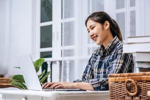 Frauen nutzen Laptops gerne im Büro foto