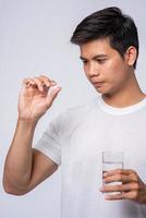 Männer, die krank sind und kurz davor stehen, Antibiotika zu nehmen foto