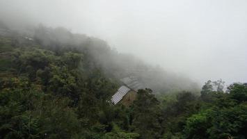 Panorama der schönen Landschaft Indonesiens. wunderschöne Landschaft in den Bergen. Wiese und sanfte Hügel. ländliche Landschaft foto