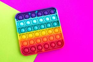 Zappeln Sie Pop it Spielzeug Regenbogenfarbe, Antistress, Spaß und lehrreich foto