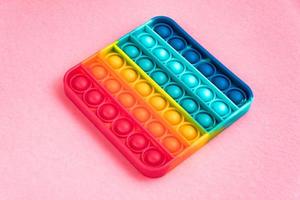 Zappeln Sie Pop it Spielzeug Regenbogenfarbe, Antistress, Spaß und lehrreich foto