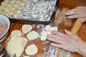 Frau formt Knödel zu Hause foto