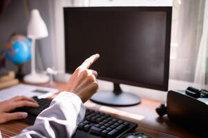 Geschäftsmann benutzt einen Computer bei der Arbeit foto